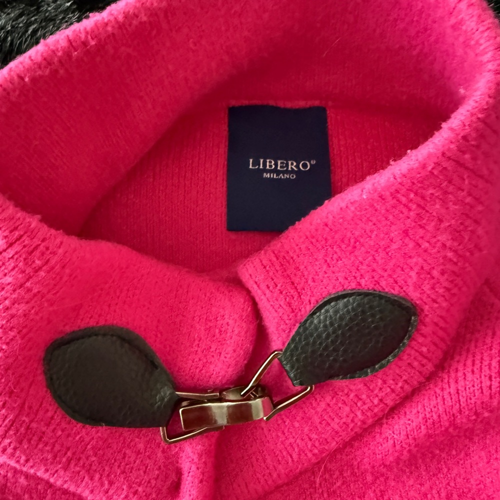 Libero Milano Fuchsia Cape Sweater with Leather Clasp – Made in Italy